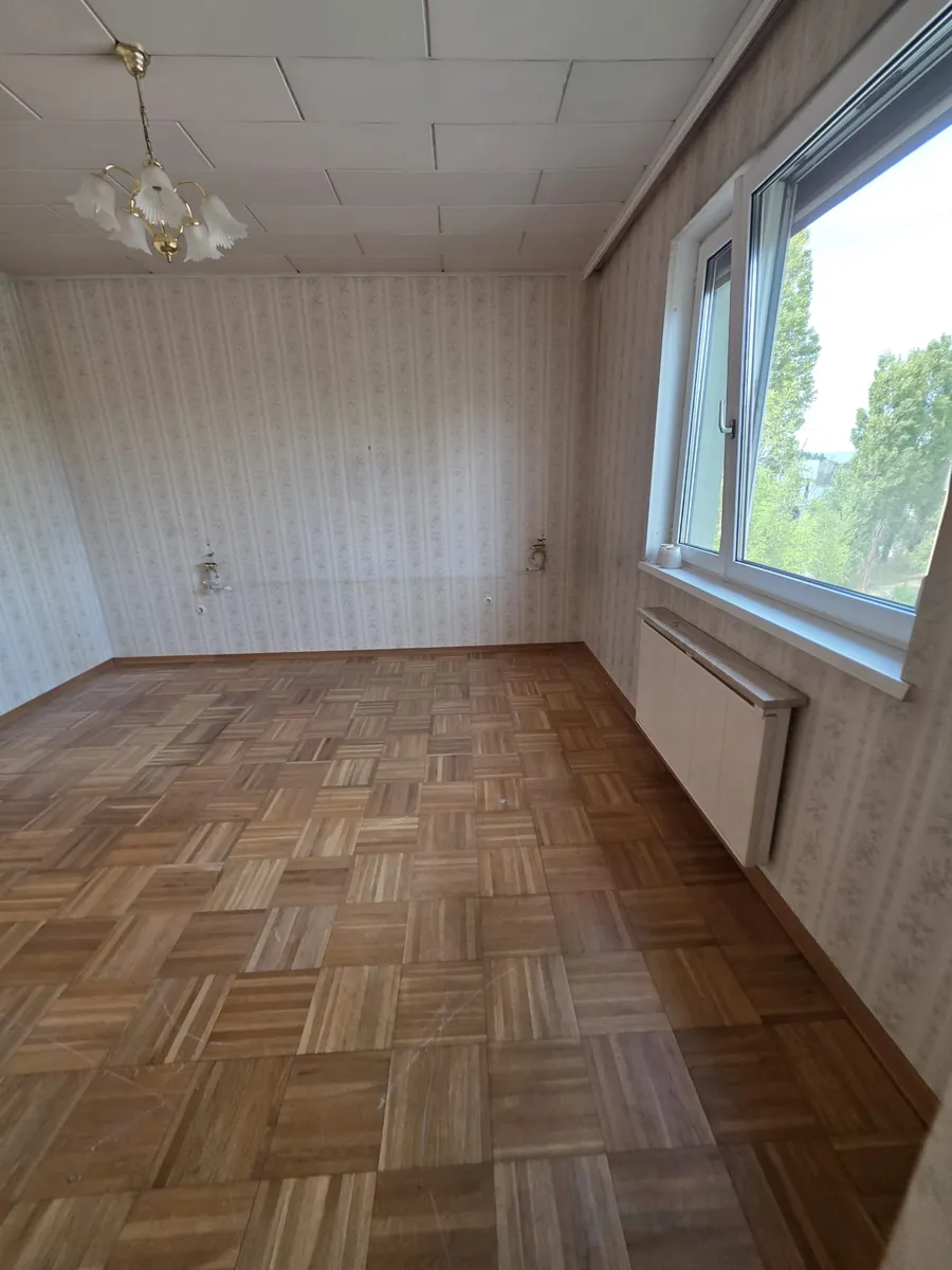 Individuelle Planung einer Entrümpelung in Baden – dasselbe Schlafzimmer vollständig geräumt mit freiem Parkettboden