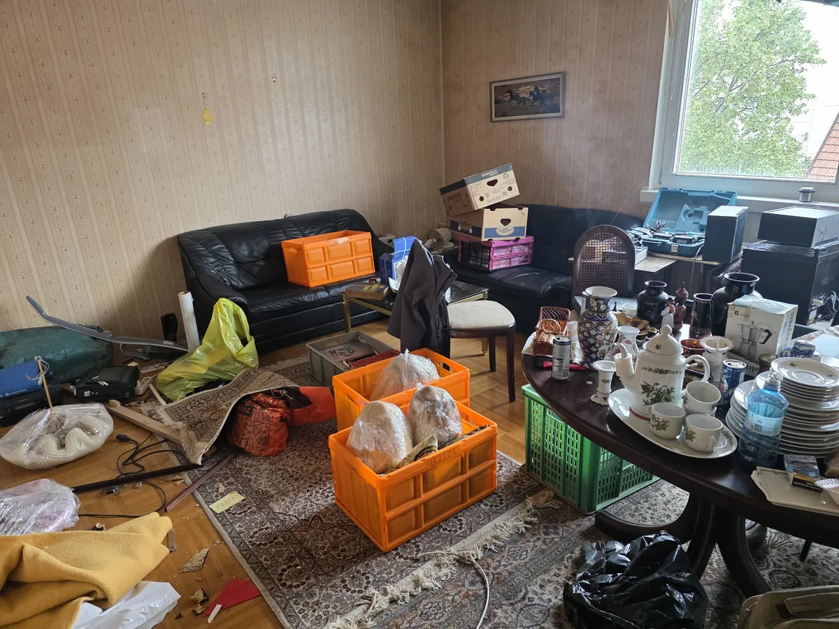 Wohnungsräumung Kottingbrunn 2542 – vollgestelltes Wohnzimmer vor der Räumung